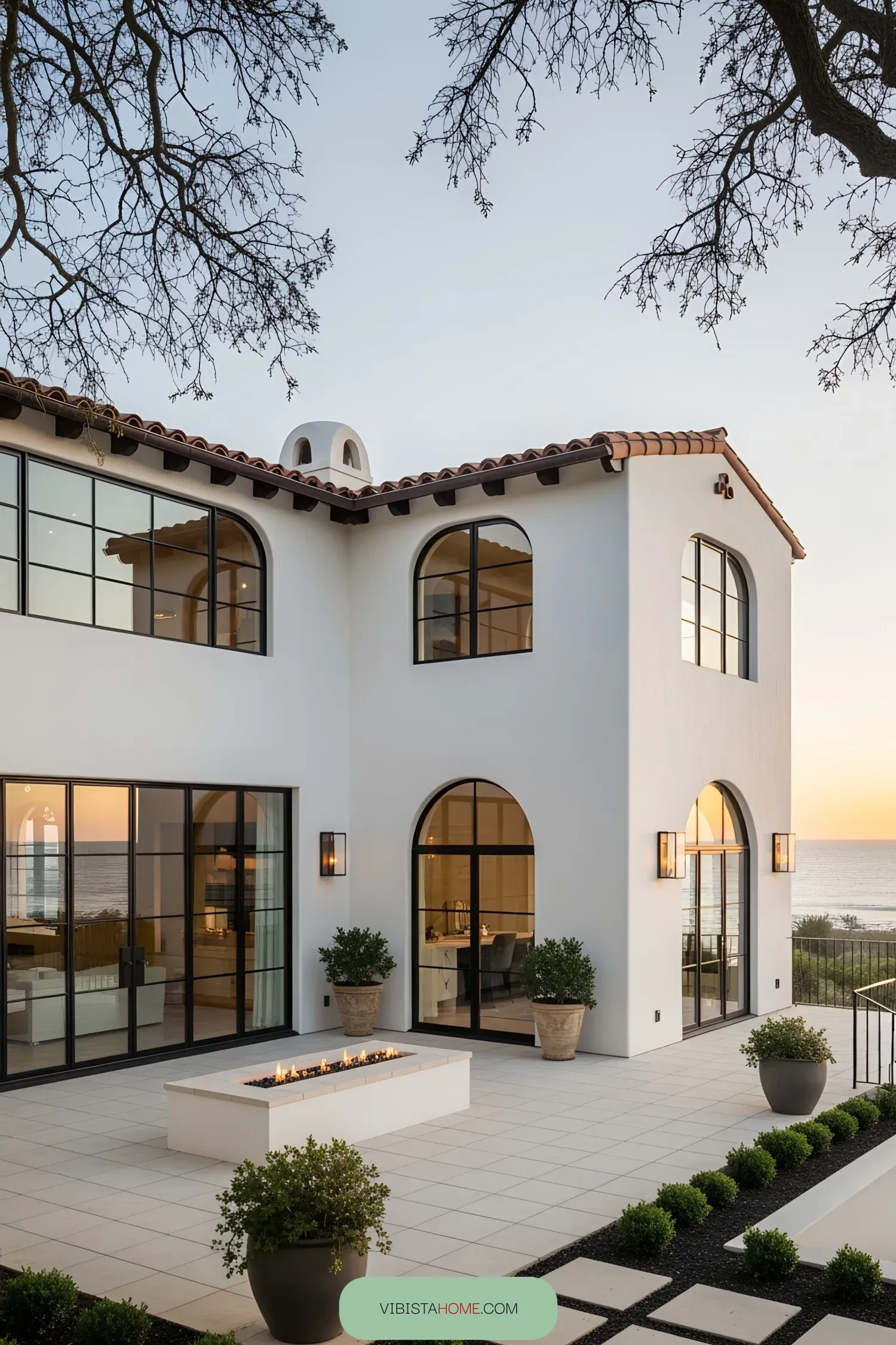 Elegant Spanish-style house overlooking the ocean